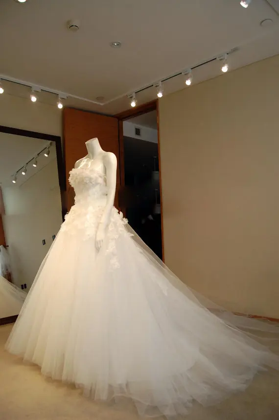 100% Real Photo Modern Appliqued Strapless Wedding Gown Dress With OEM Service