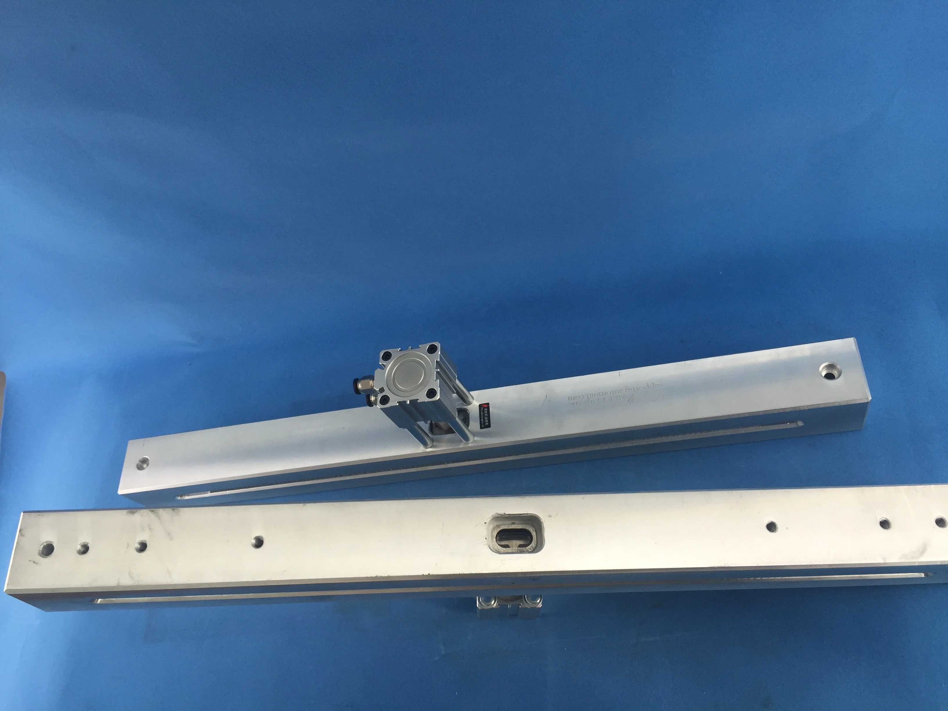 Пневматический дыропробивной станок для отверстий в самолете для пластиковой пленки мостового типа