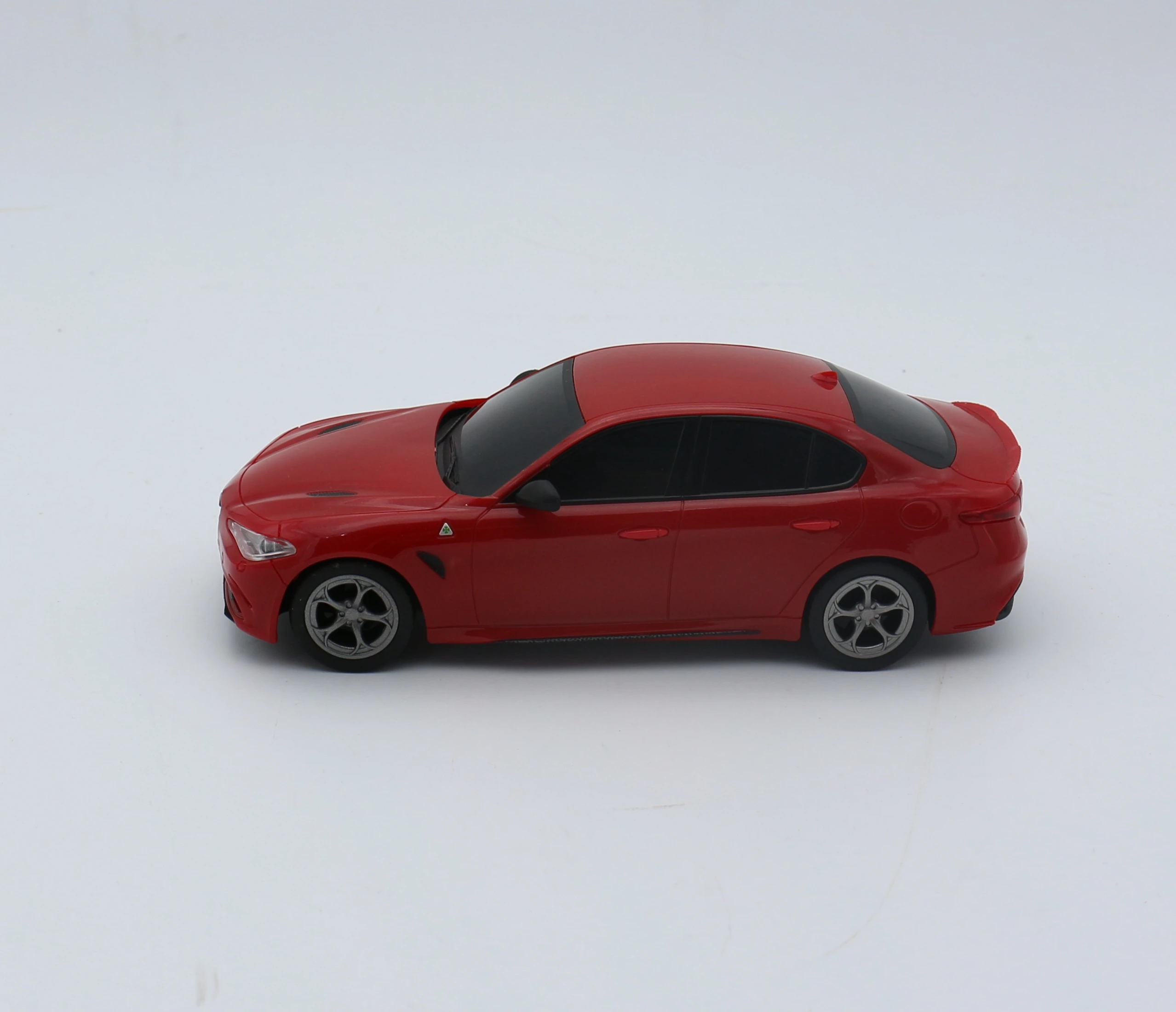  Радиоуправляемый автомобиль Alfa Romeo Giulia с подсветкой масштаб 1 18 2 4G радиоуправляемая модель аккумулятор 1:18 пластик белый/красный BSCI/ISO9001