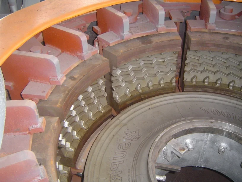 
segmented retreading tyre mould 
