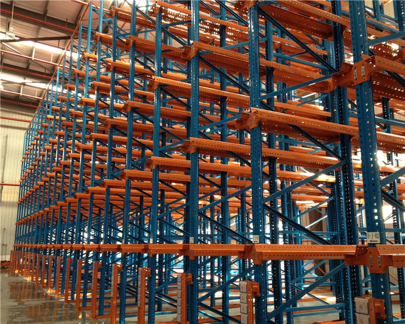 Экономичная стойка для хранения с приводом через систему поддонов