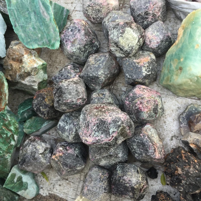 Wholesale Natural Gemstone Rough Garnet Stone Semi Precious Stone