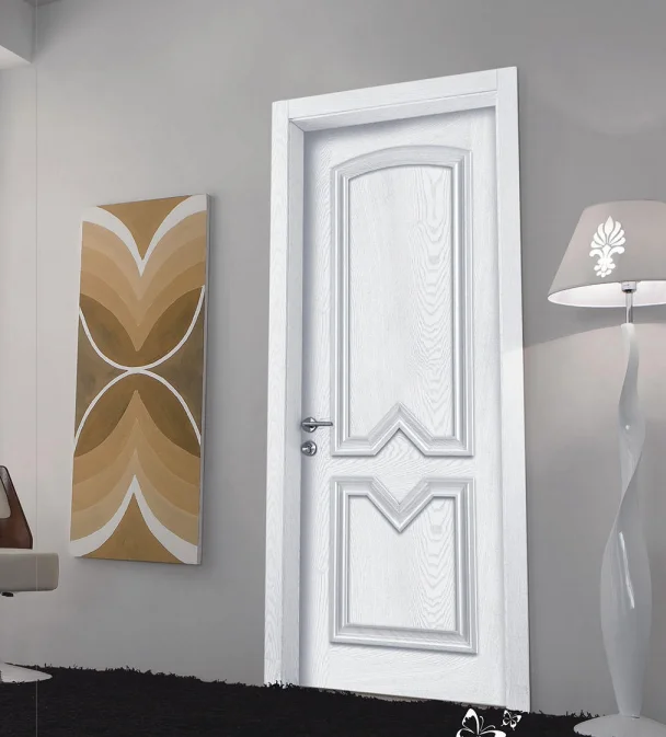 Классическая твердая деревянная дверь цвета слоновой кости в европейском стиле