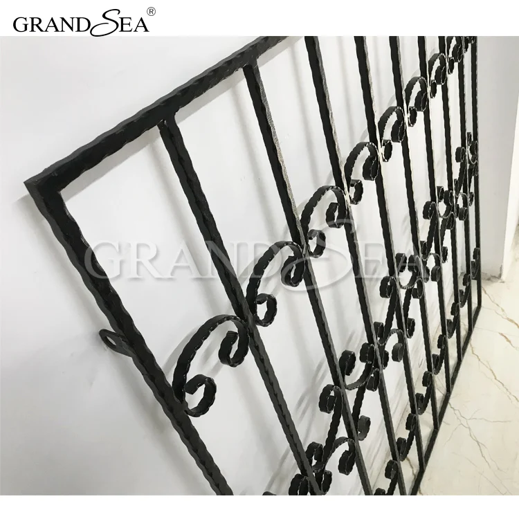 Кованая чугунная сетка для наружного раздвижного