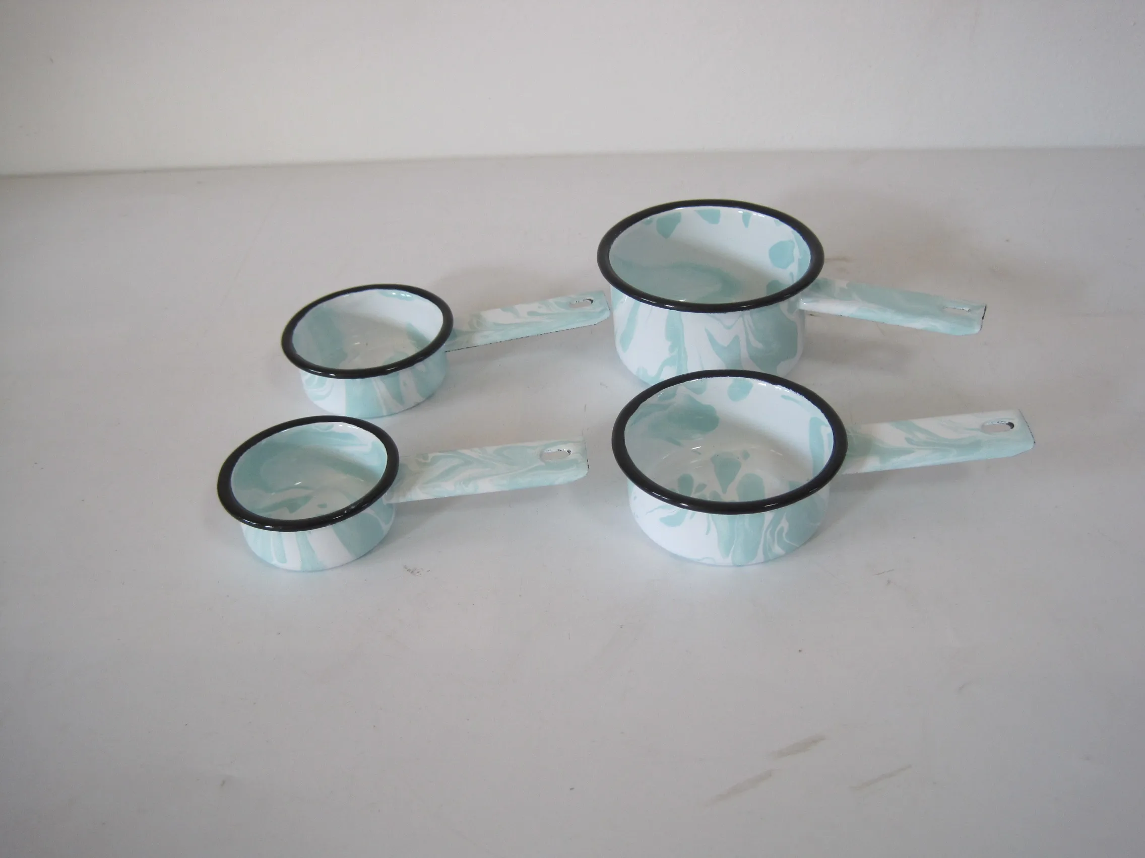 Swirl  Set 4 Enamel Measuring Cup