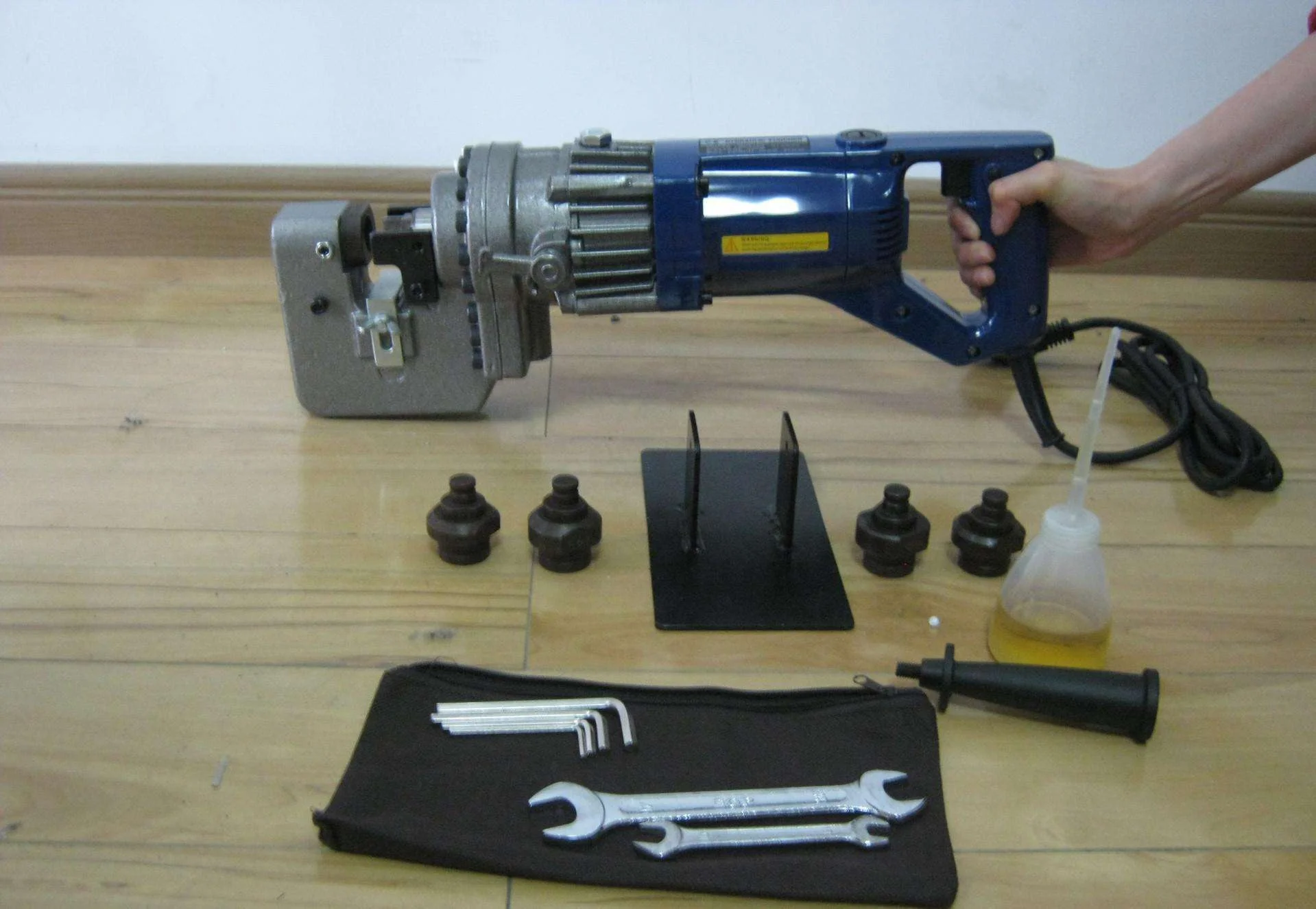 Customized Electric Hydraulic puncher tools portable single hole puncher mhp-20 steel Metal Hole punching machine