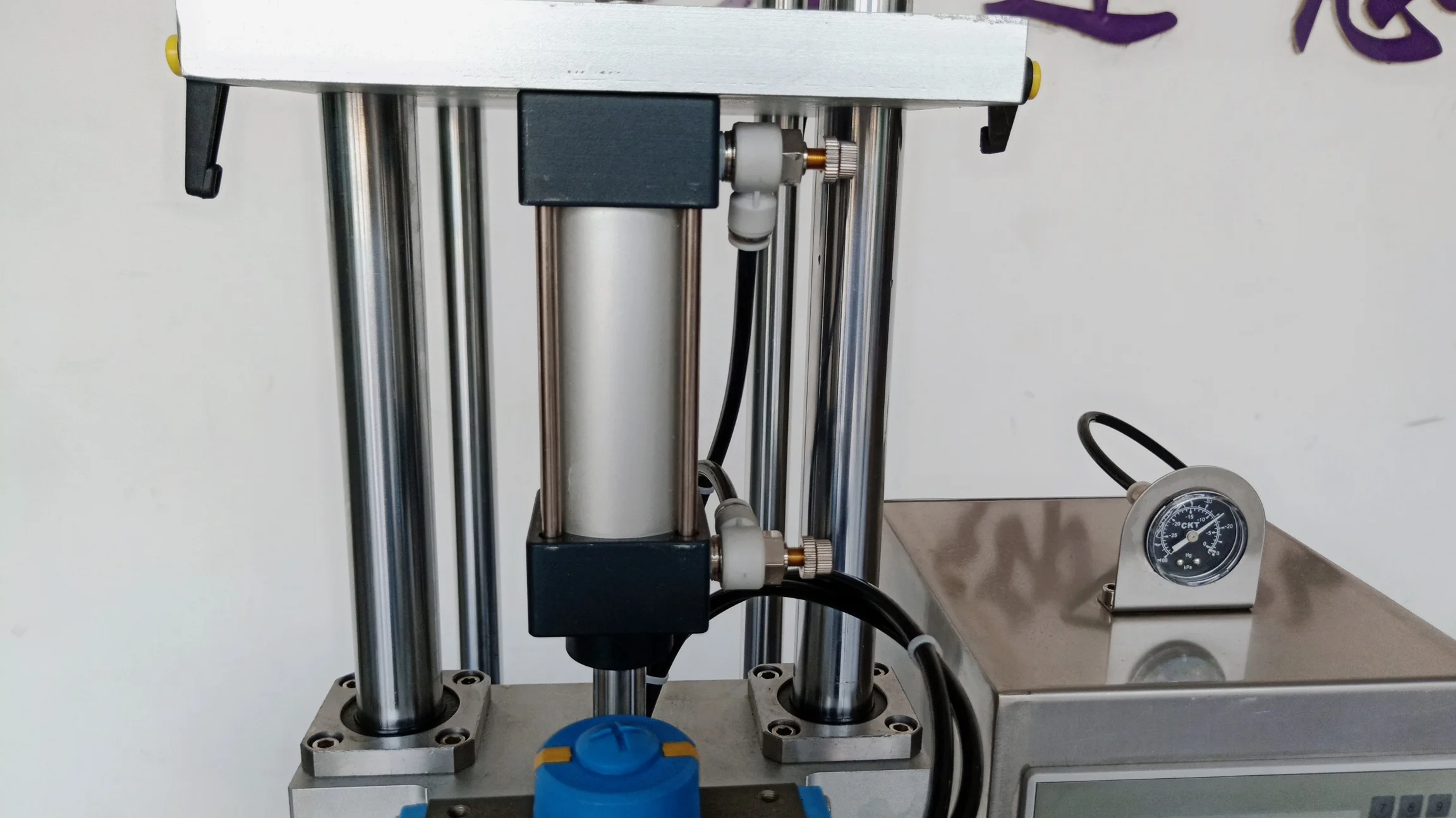 Semi auto glass bottle capper / chili sauce tinplate vacuum capping machine