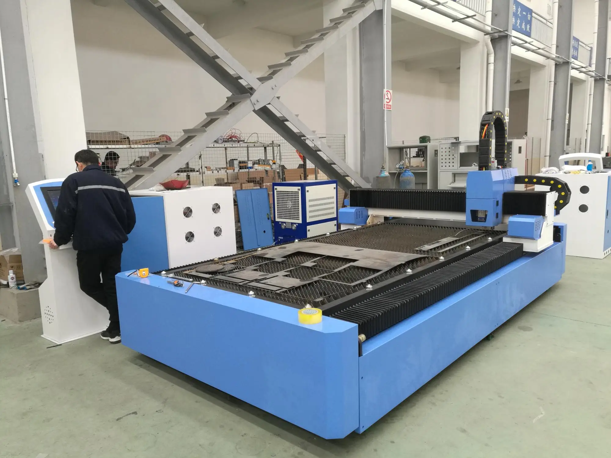 Laser Cutting Machine to cut metal plate