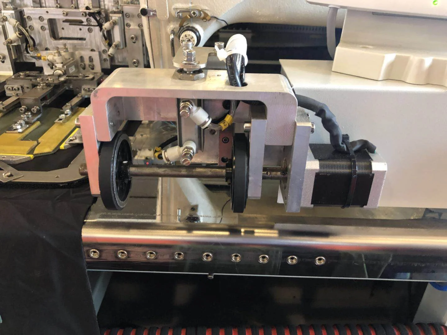 Automatic Computerlized CNC programmable patch pocket sewing machine for jeans