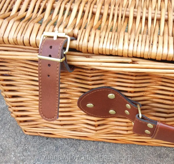 Изолированная плетеная корзина для