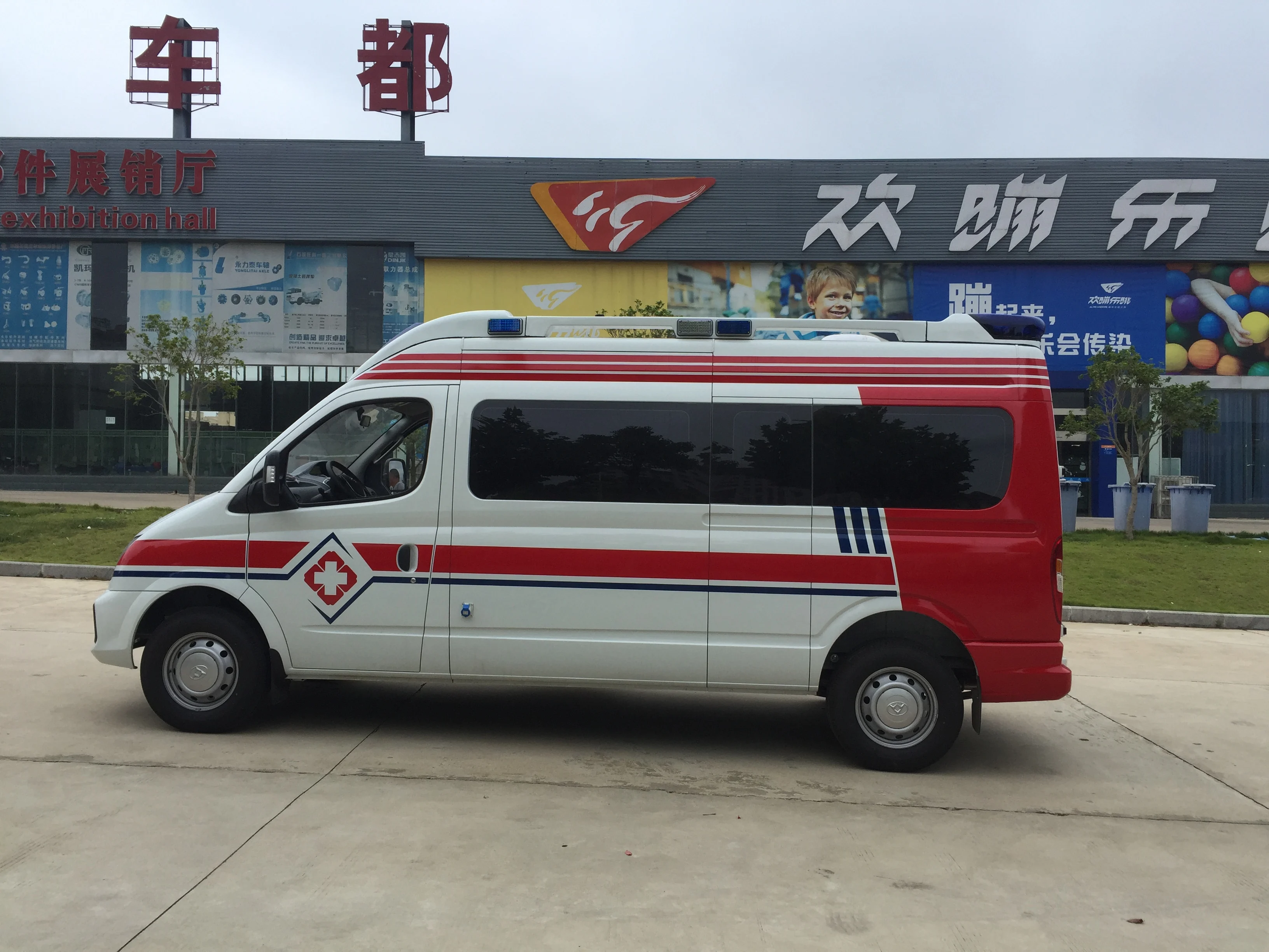 
Factory supply SAIC 4x2 left hand drive right hand drive diesel emergency ambulance for sale 