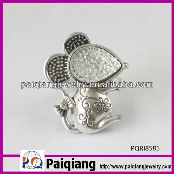 Милые обручальные кольца с Микки Маусом и стразами