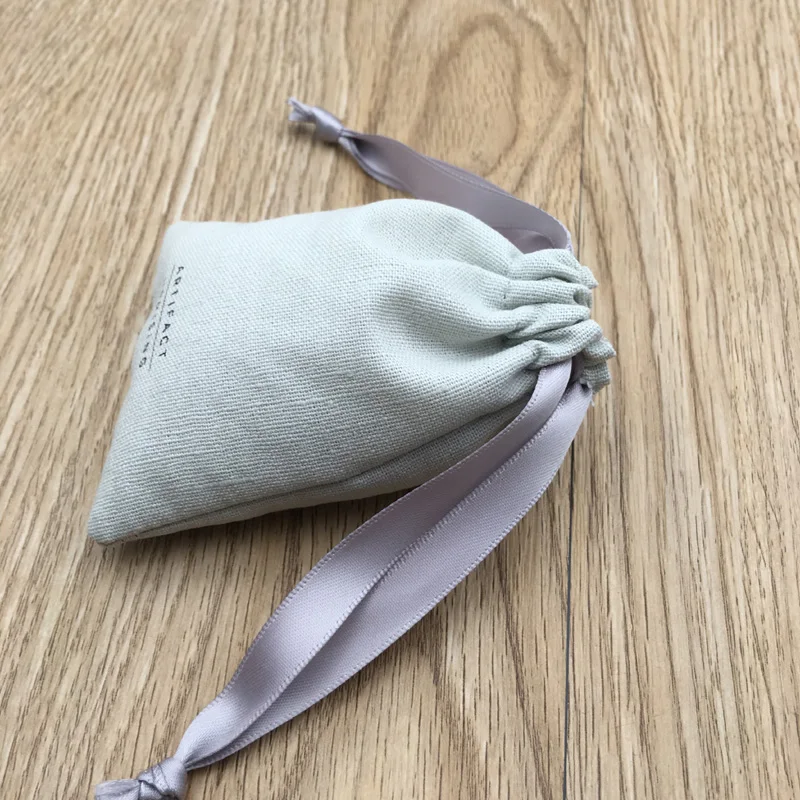 Светло-серая сумка из хлопка и льна на шнурке с лентой