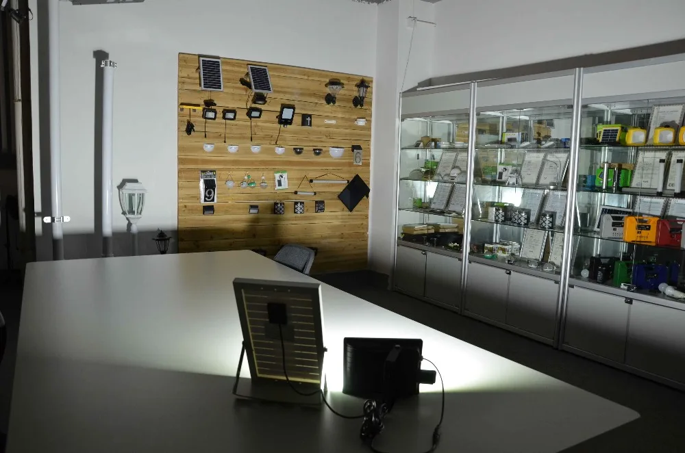 6 W solar panel 6000mah rechargeable outdoor LED solar motion sensor lamp