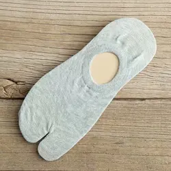 Manufacturers wholesale summer thin silicone slip invisible two - finger socks for women