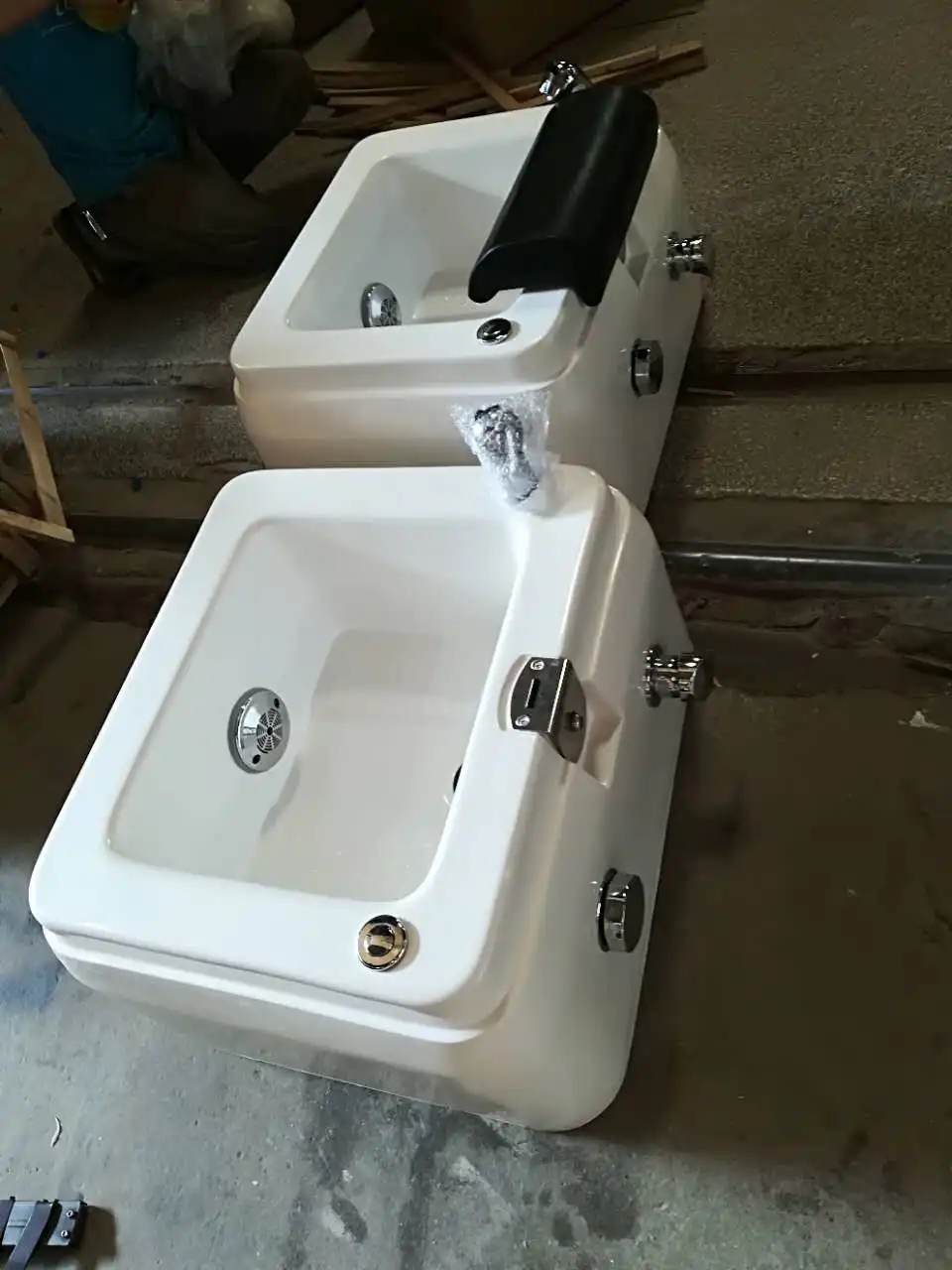 Guangzhou Pedicure Chair Faucet with Ceramic Pedicure Sink with Jets for pedicure chair