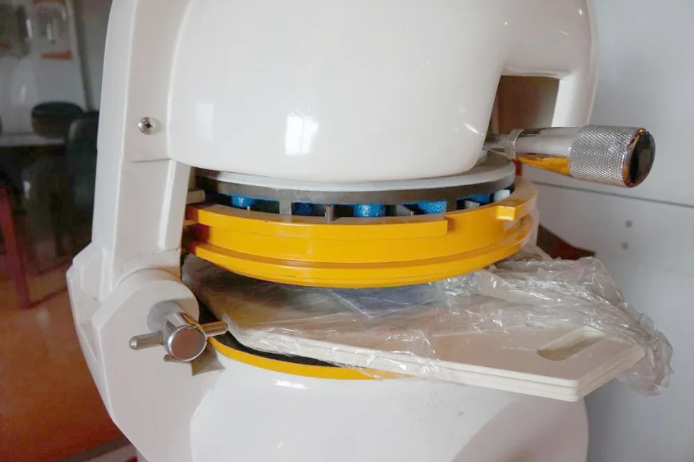 Pizzeria Using Heavy Duty Large Production Ability Dough Divider And Rounder Machine