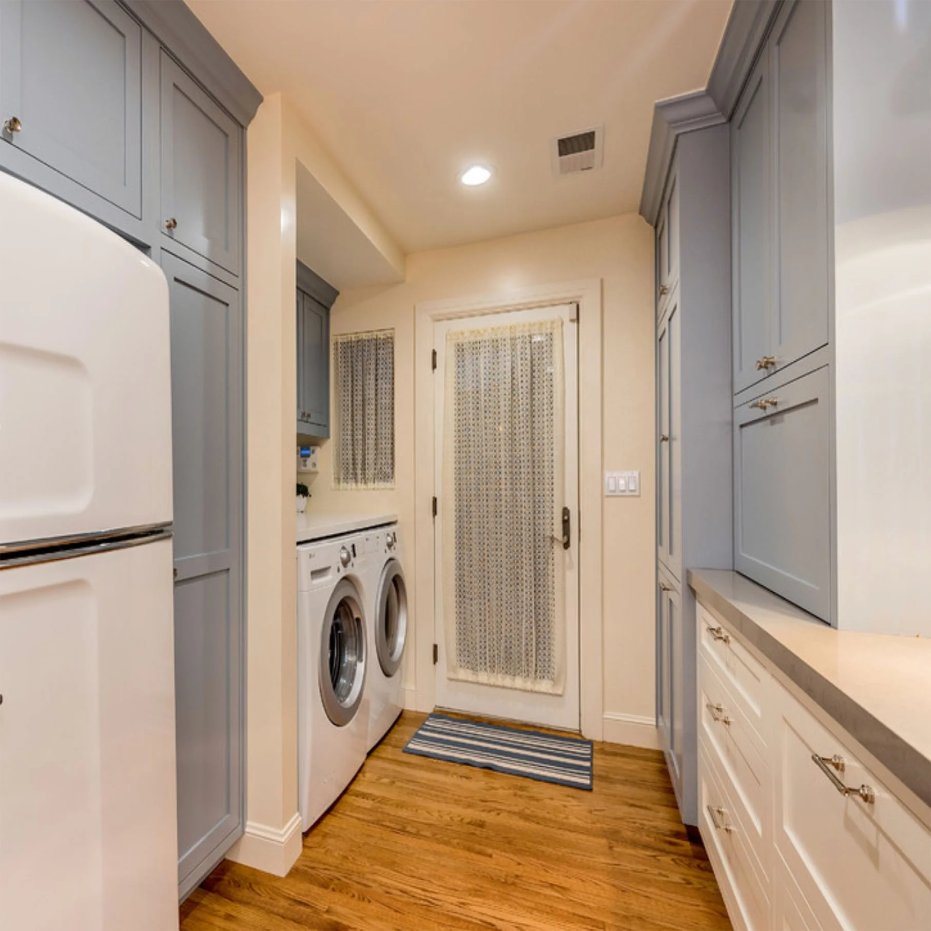 Popular Light Gray Matte Lacquer Modern Laundry Room Cabinet Design