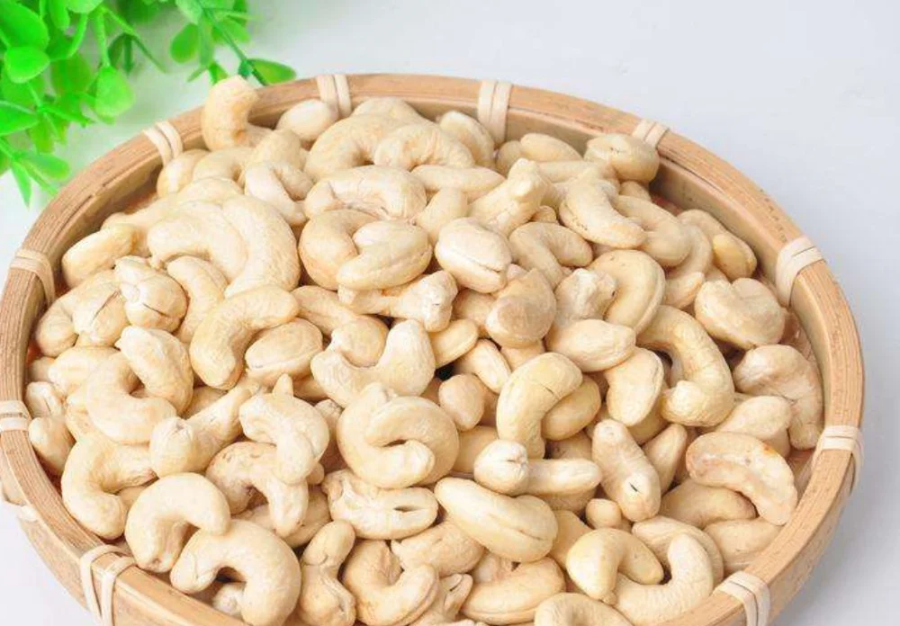 Сушеные сырые орехи кешью в форме почек для еды