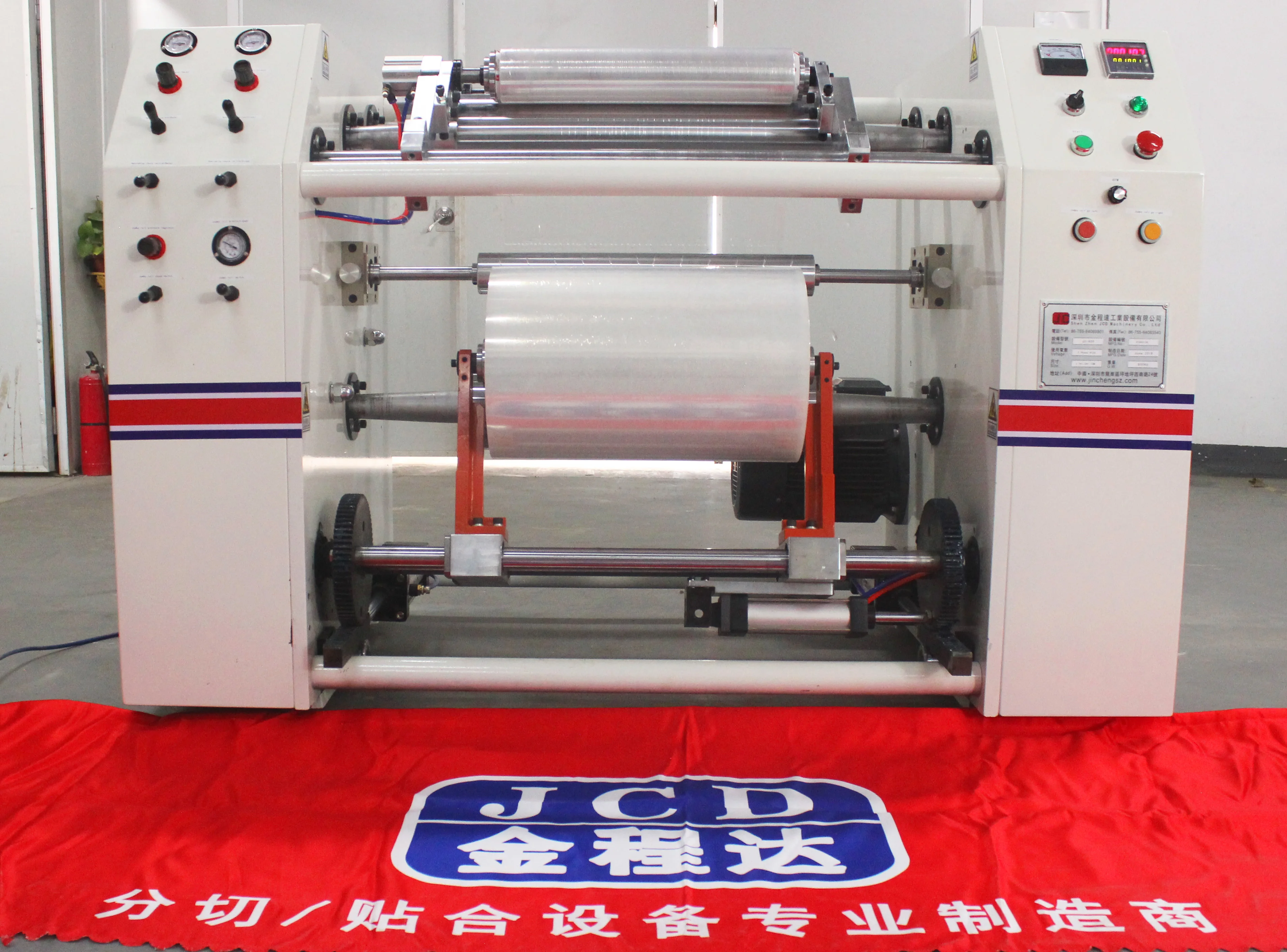 Машина для перемотки рулонов из полиэтиленовой стрейч-пленки