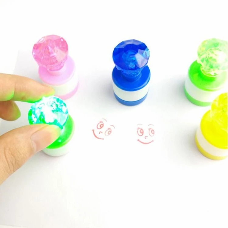  Новинка 2018 Забавный мультяшный узор мигающие штампы излучающие детские школьные осветительные игрушки товары для дня