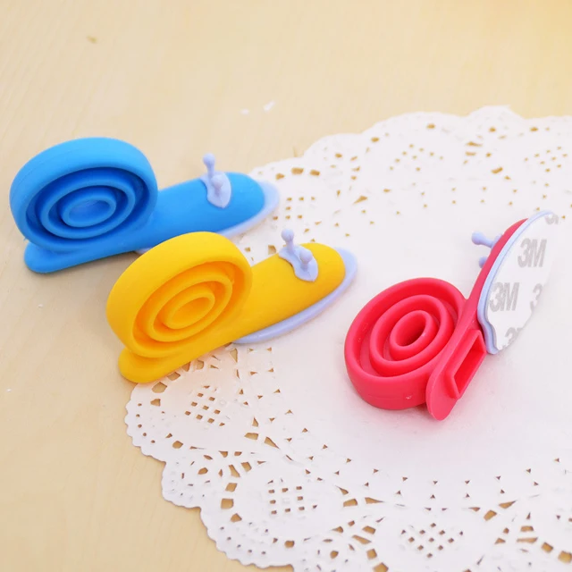 Prevent Finger Pinch Injuries Easy to Install Random Color Snail Design Cartoon Safety Rotating Door Stopper for Baby Children