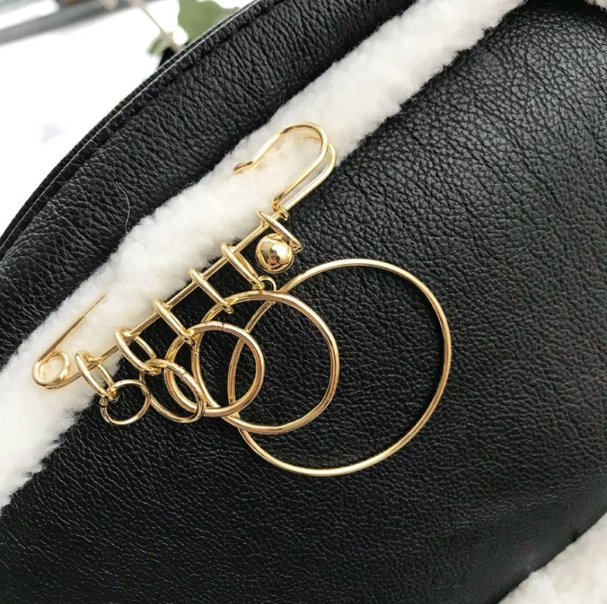 
Promotion custom gold plated alloy hoop vintage brooch 