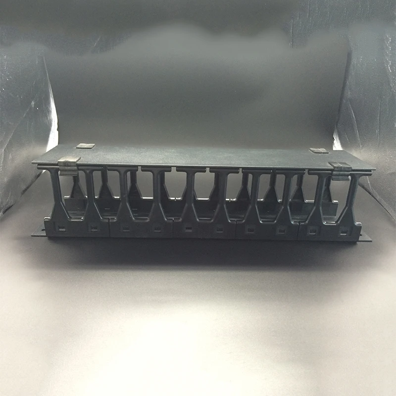 Свободное комбинированное кольцо управления кабелями для гибкого управления кабелями, установка в сетевой шкаф