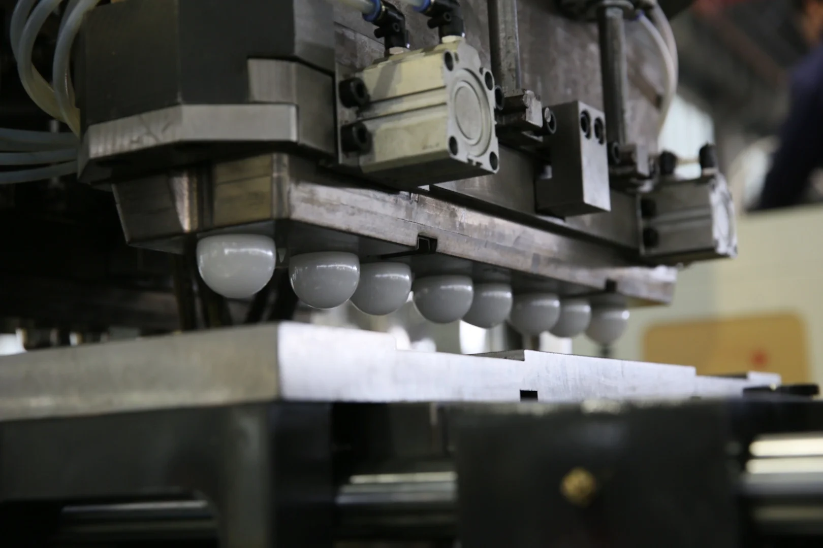 Dual servo system high speed lamp cover blowing machine