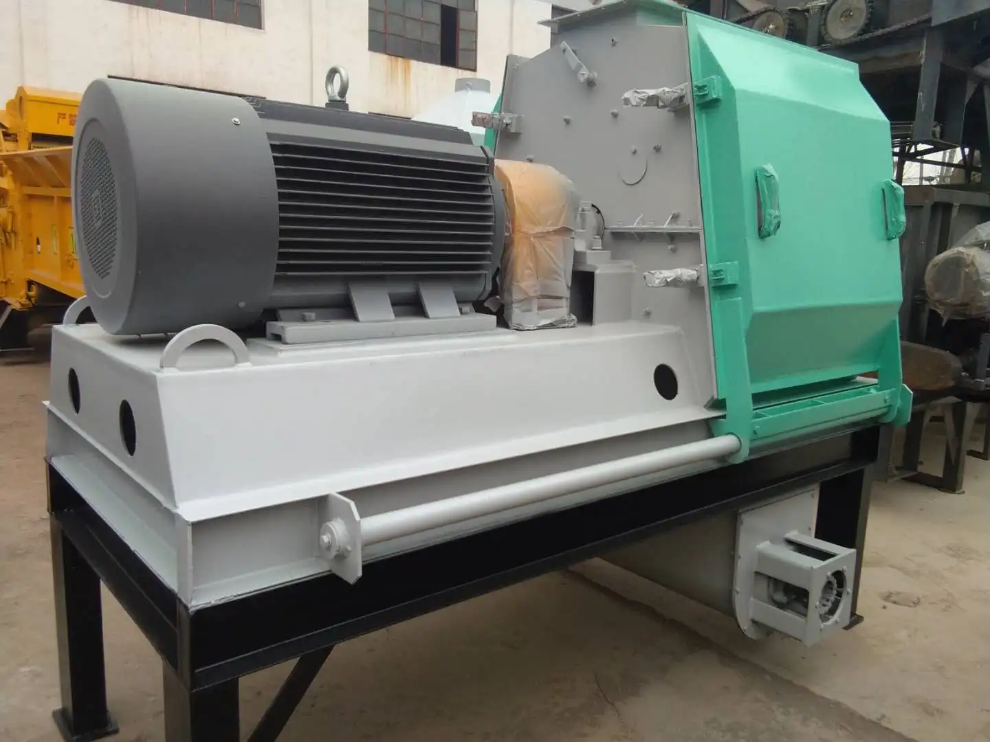 
Different end product size wood log hammer crusher 