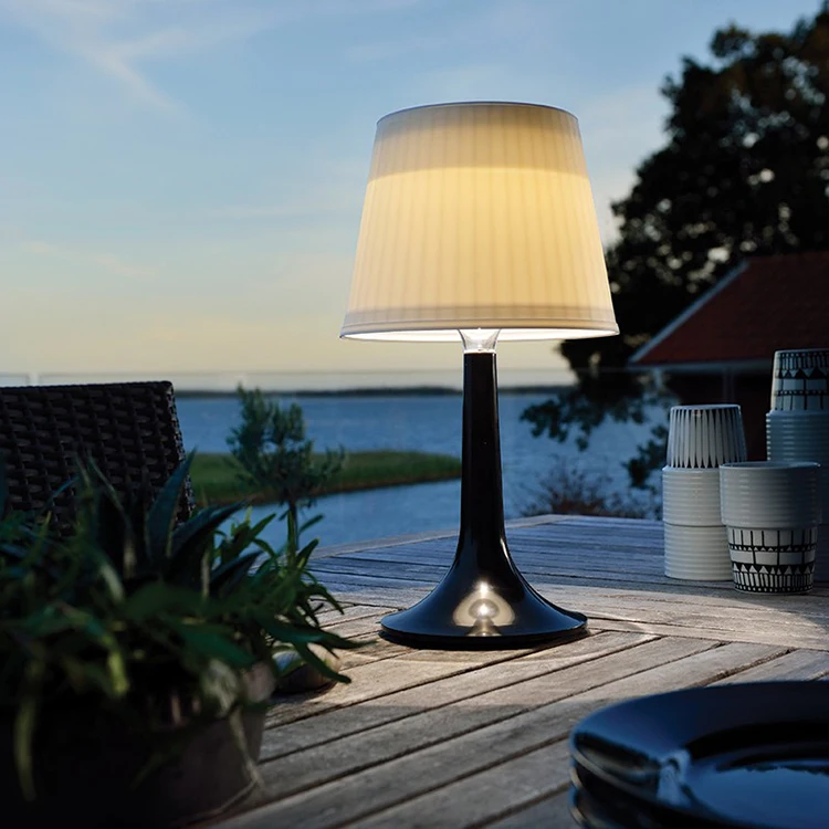High quality solar garden decorative table lamp for balcony, outdoor table.