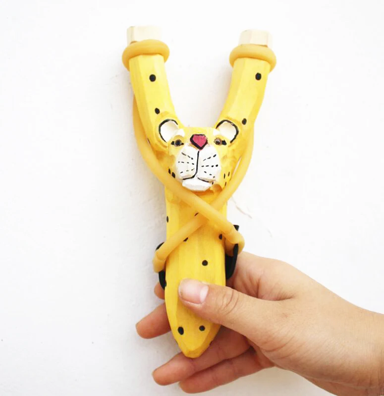 Рогатка ручной работы с резьбой по дереву в форме животного