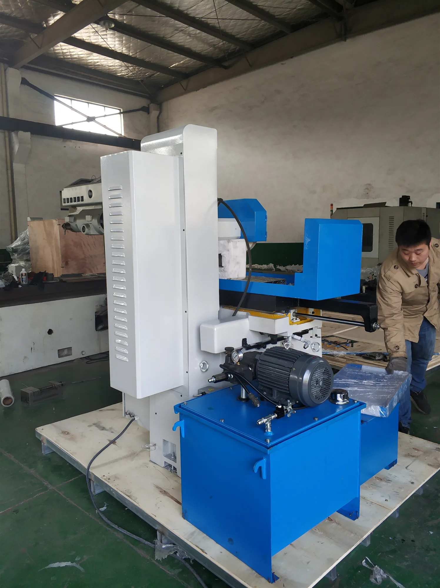 Automatic surface grinder with two-axis Delta PLC MYK1224