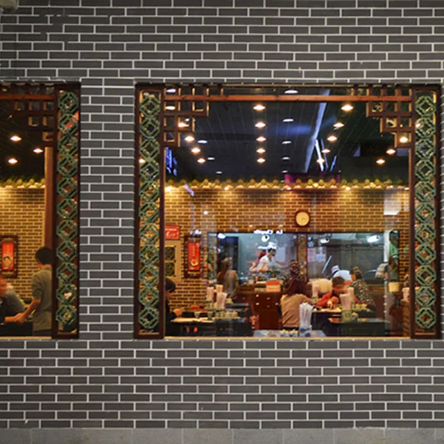 Недорогая кирпичная стена из серой глины