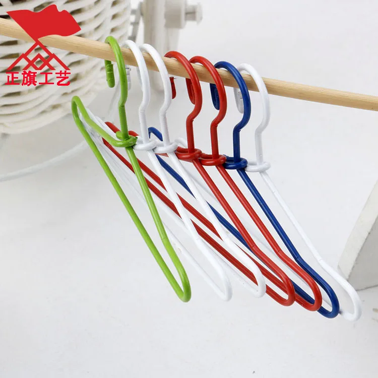 Красочные покрытием объемную верхнюю одежду металлические вешалки