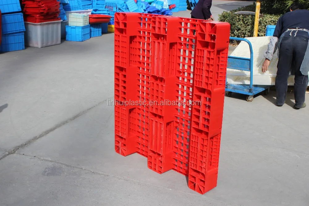 Red color single faced plastic pallet 1.00m x 1.20m that could work in racking system