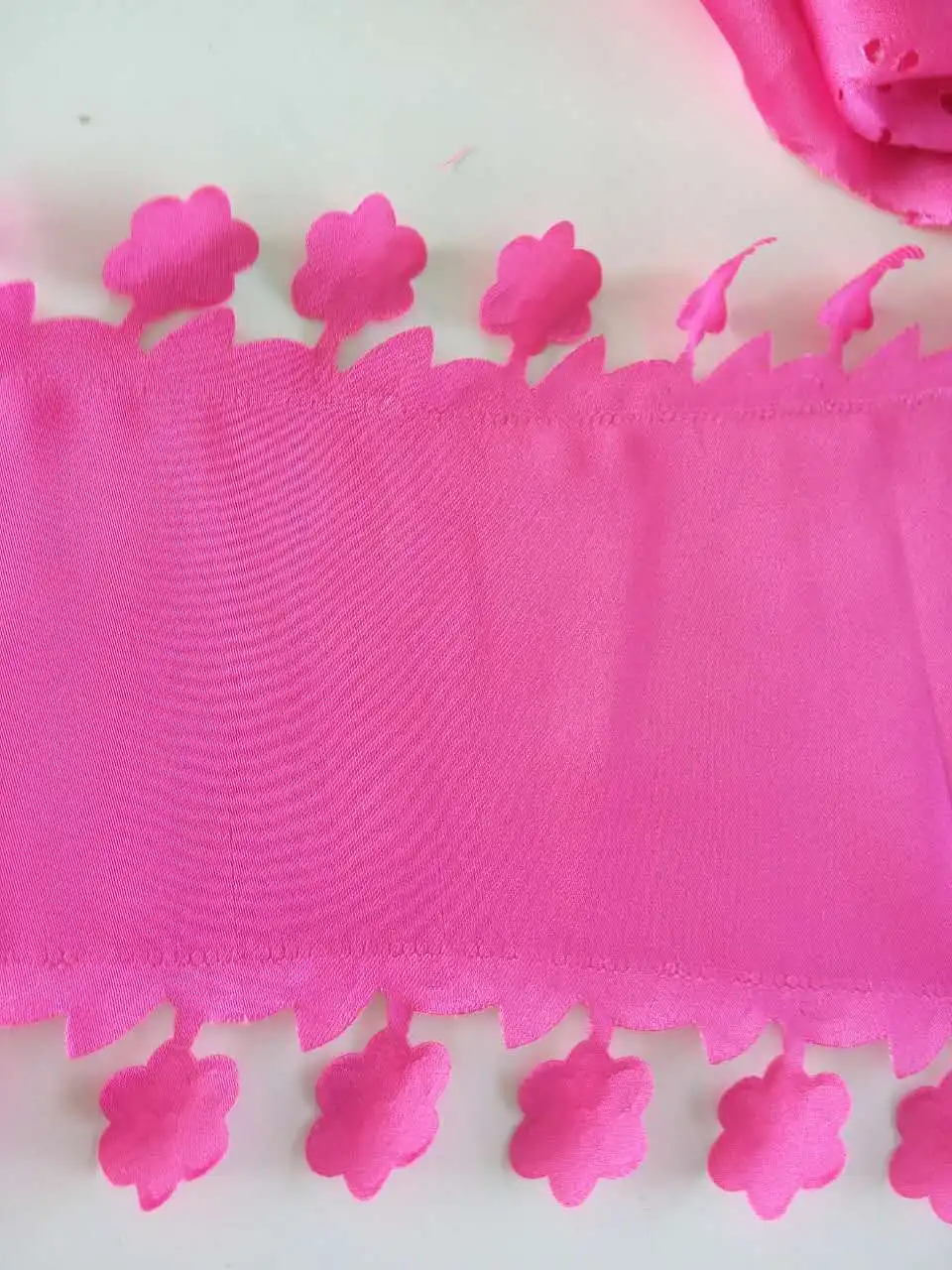 Ultrasonic flower pattern cutting machine