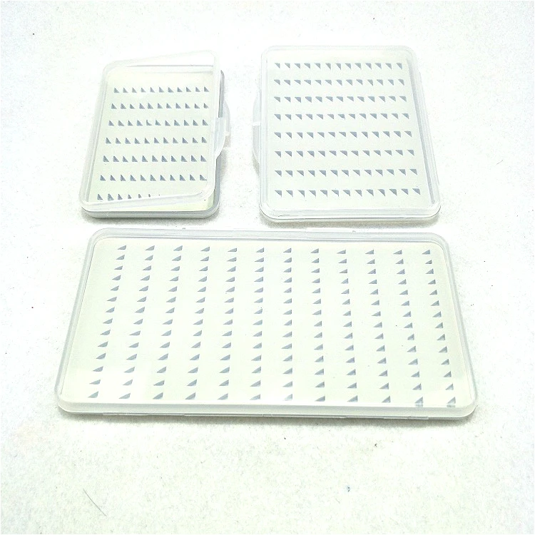 В наличии большое количество рыб в коробке