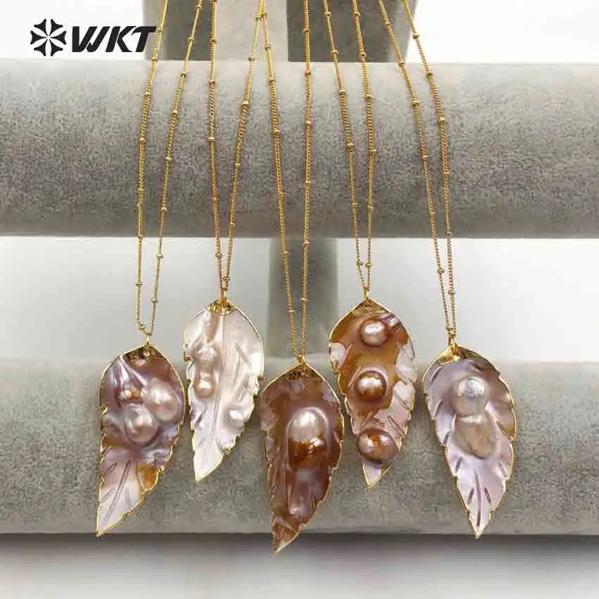 WT-JN054 Wholesale Random Size Pearls Pendant Dainty Crave With Gold Bezel For Necklace Leaf Shape Natural Sea Shell Necklace