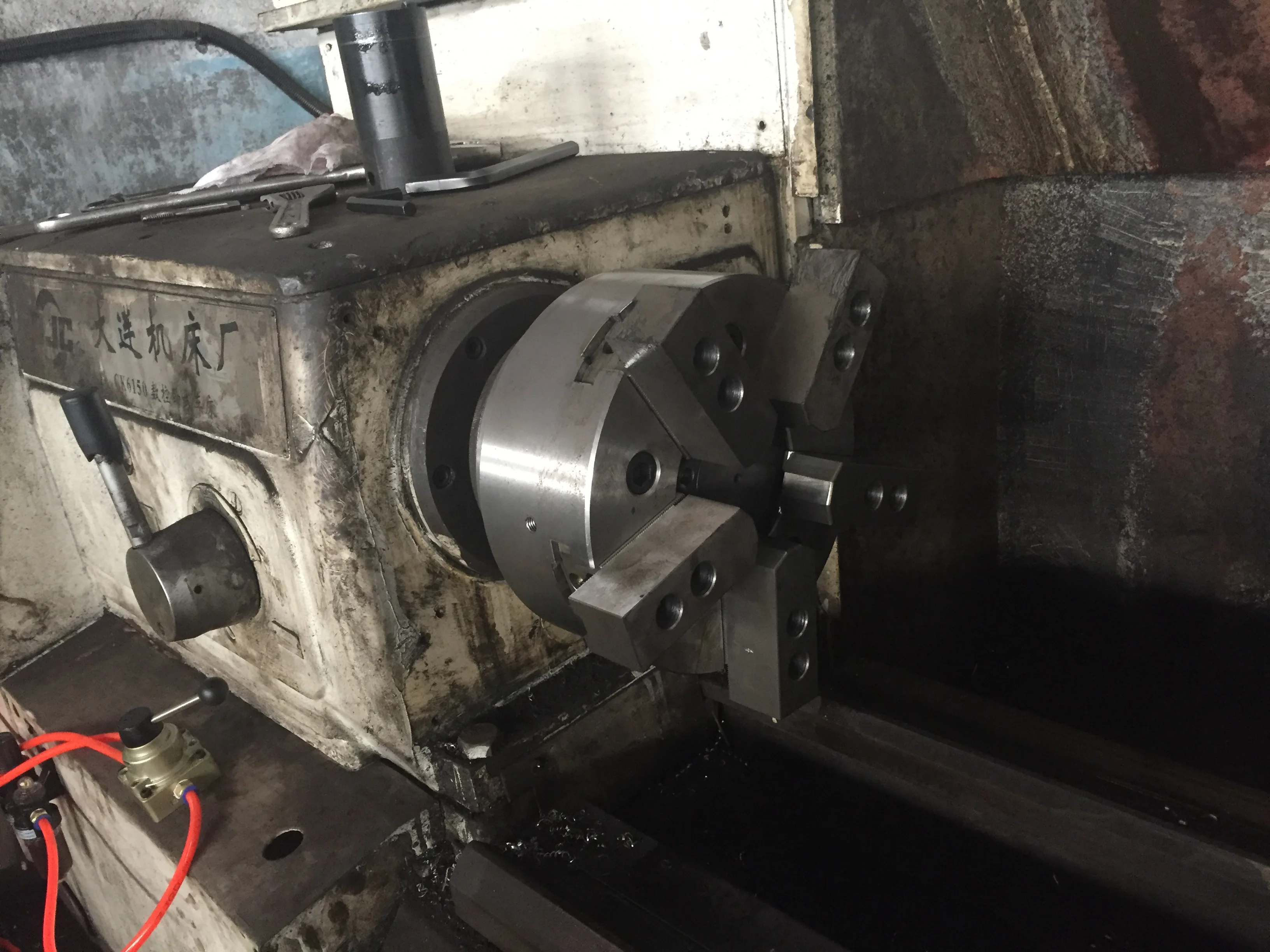 Lathe 5 jaw chuck with built-in cylinder. Strong clamping, customized chuck with 5 pliers, pneumatic hollow through-hole chuck