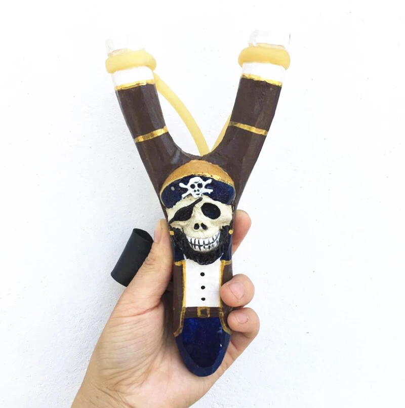 Рогатка ручной работы с резьбой по дереву в форме животного