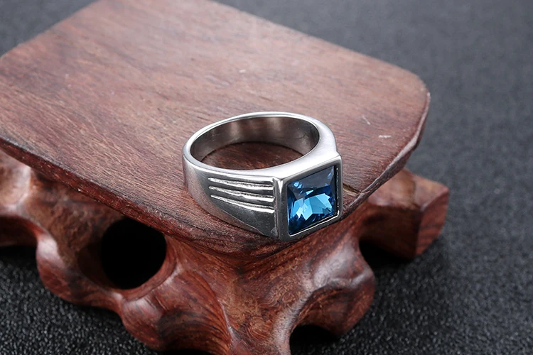 Dongguan Фабрика высокой полировки саудовские мужские байкерские серебряные кольца из нержавеющей стали с большим синим кубическим цирконием
