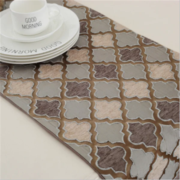 Жаккардовая скатерть с декоративной кисточкой для украшения стола