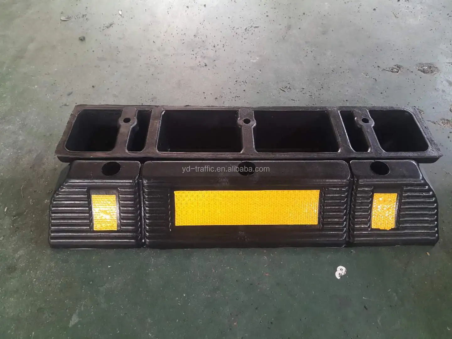 new design car parking stopper hot sale rubber wheel stopper rubber car stopper manufacture in Zhejiang