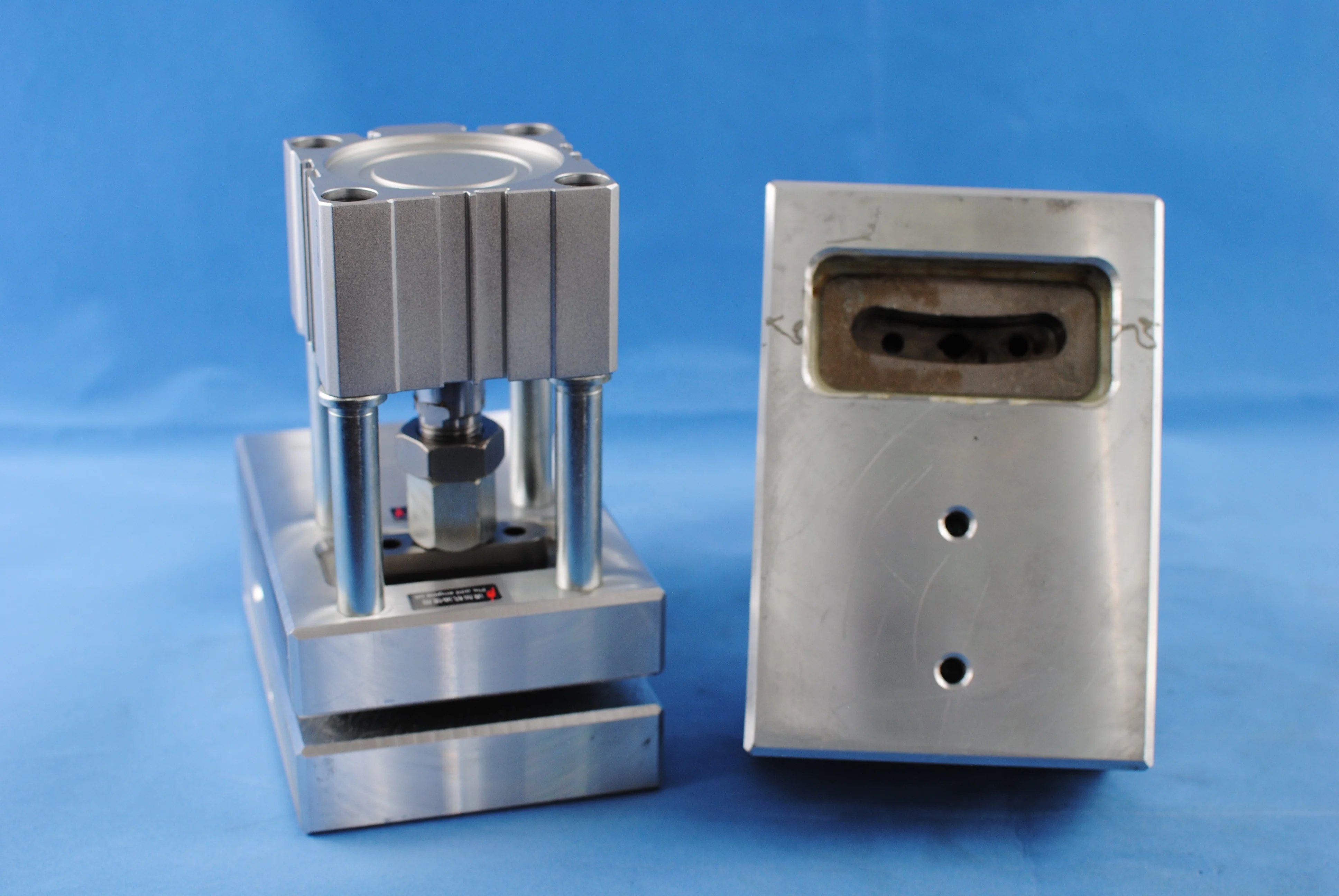 Non-woven bags air operated D cut hole punch tool