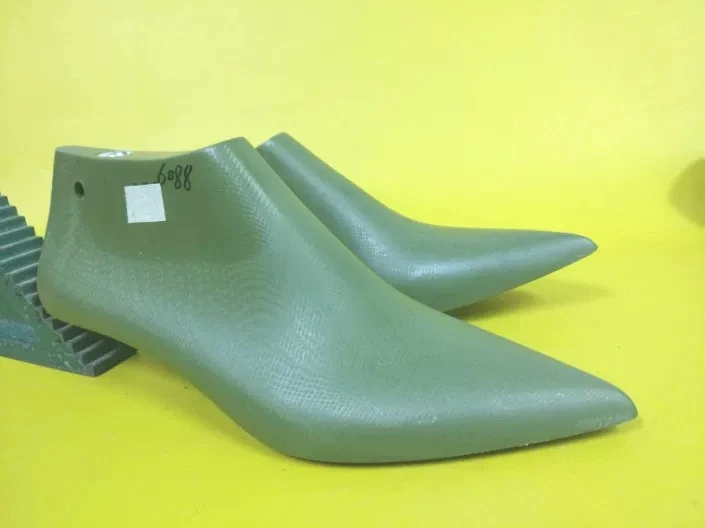 Ladies middle heel pointed toe plastic shoe lasts
