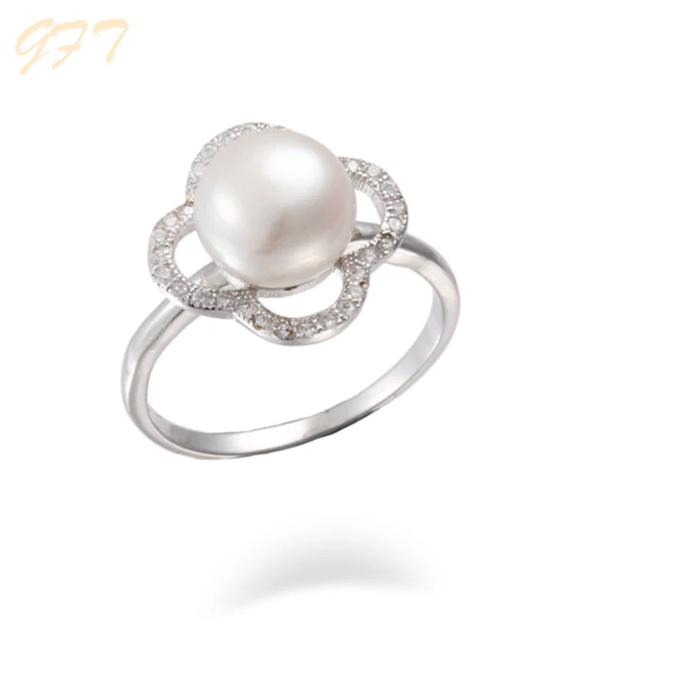 
Mirror-polished pearl silver ring with crystal 