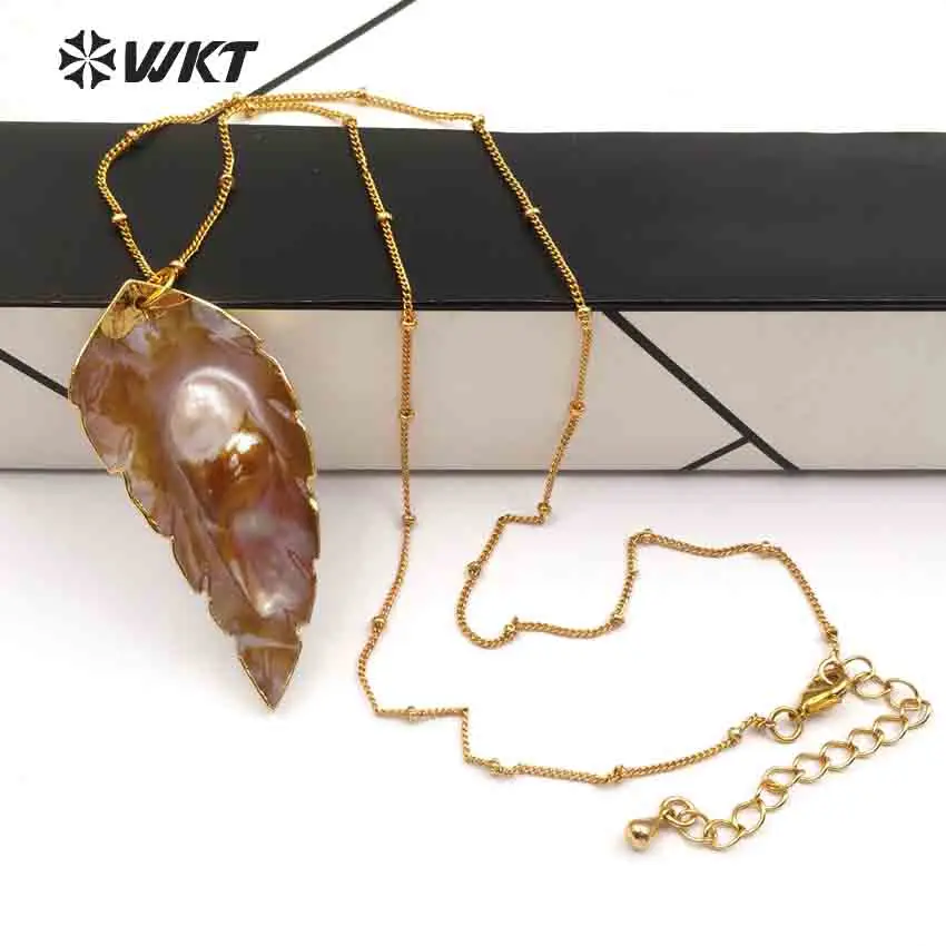 WT-JN054 Wholesale Random Size Pearls Pendant Dainty Crave With Gold Bezel For Necklace Leaf Shape Natural Sea Shell Necklace