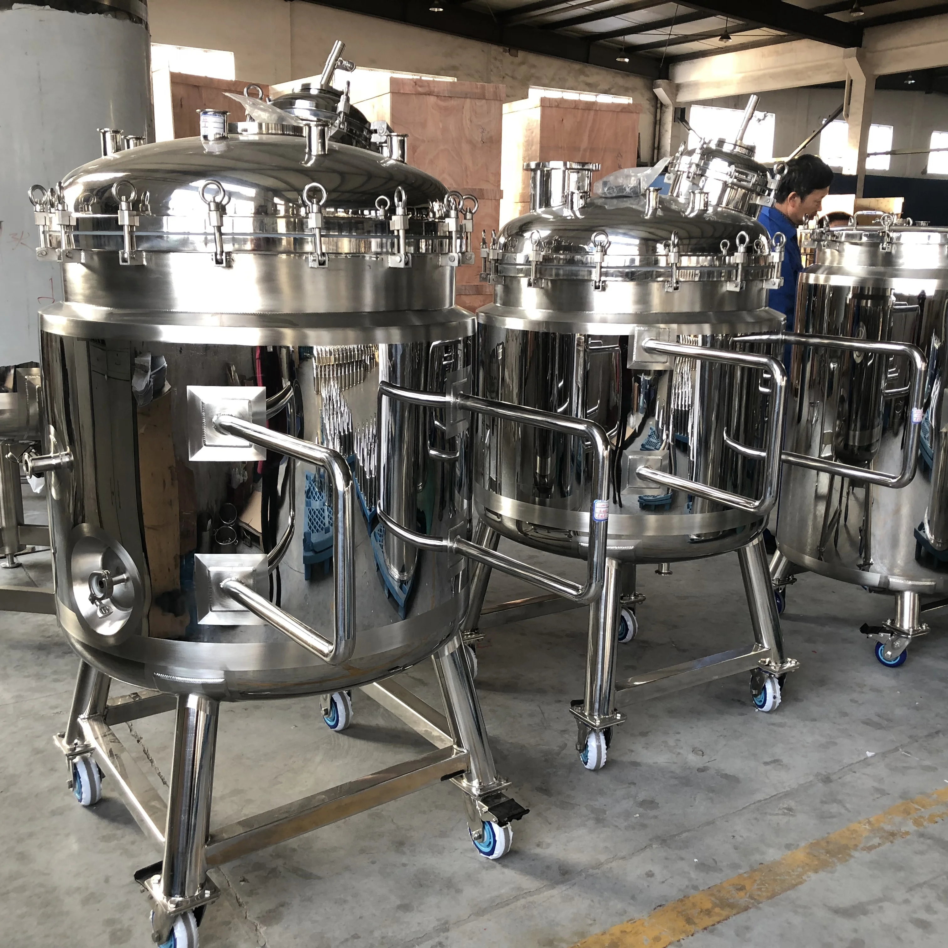 Stainless steel agitator tank/vacuum emulsion tank with wheels