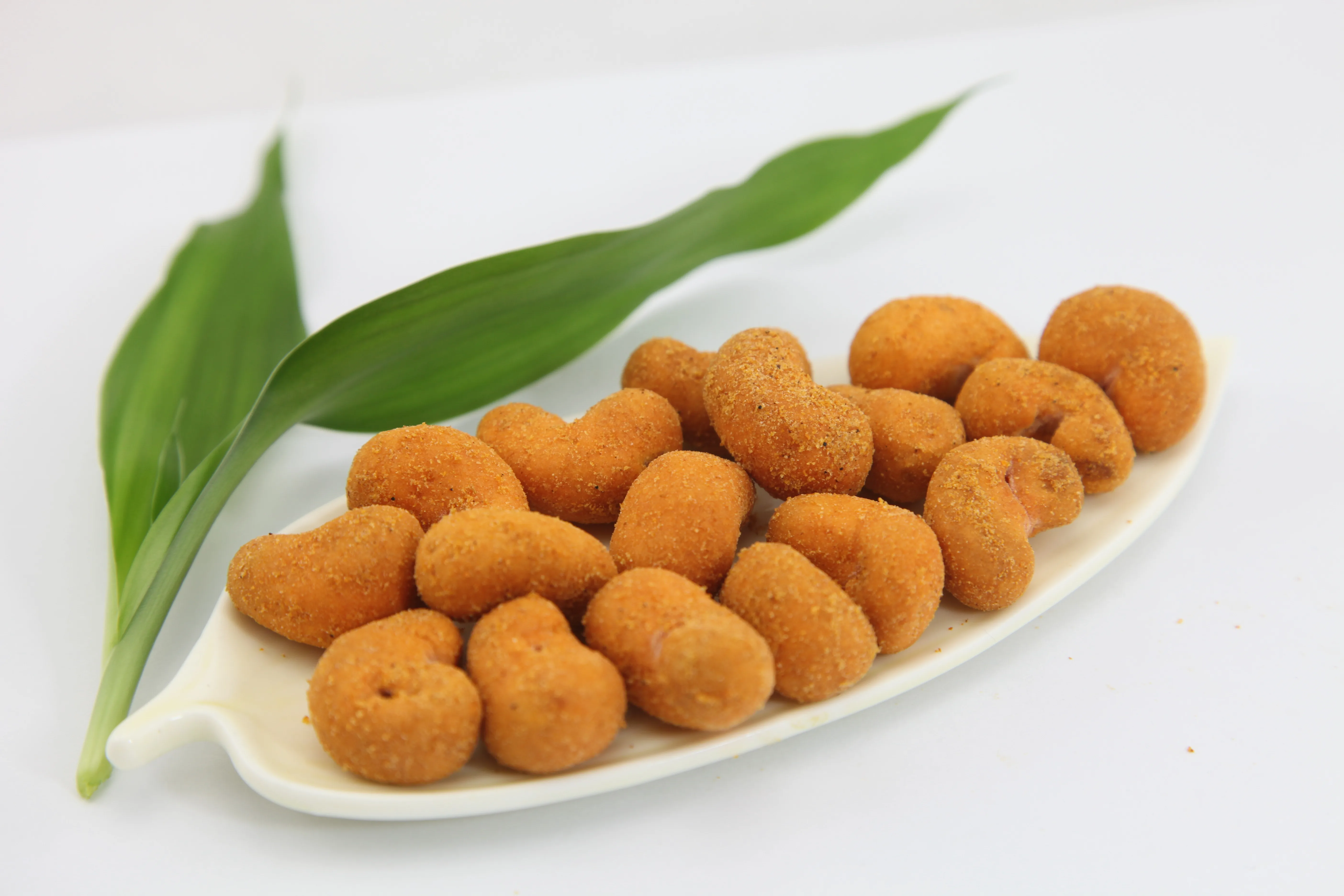 Popular wholesale low price BBQ flavor roasted cashews nuts snacks